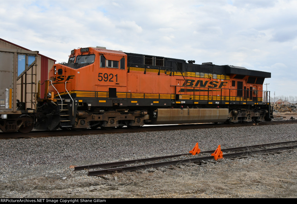 BNSF 5921 Roster shot.